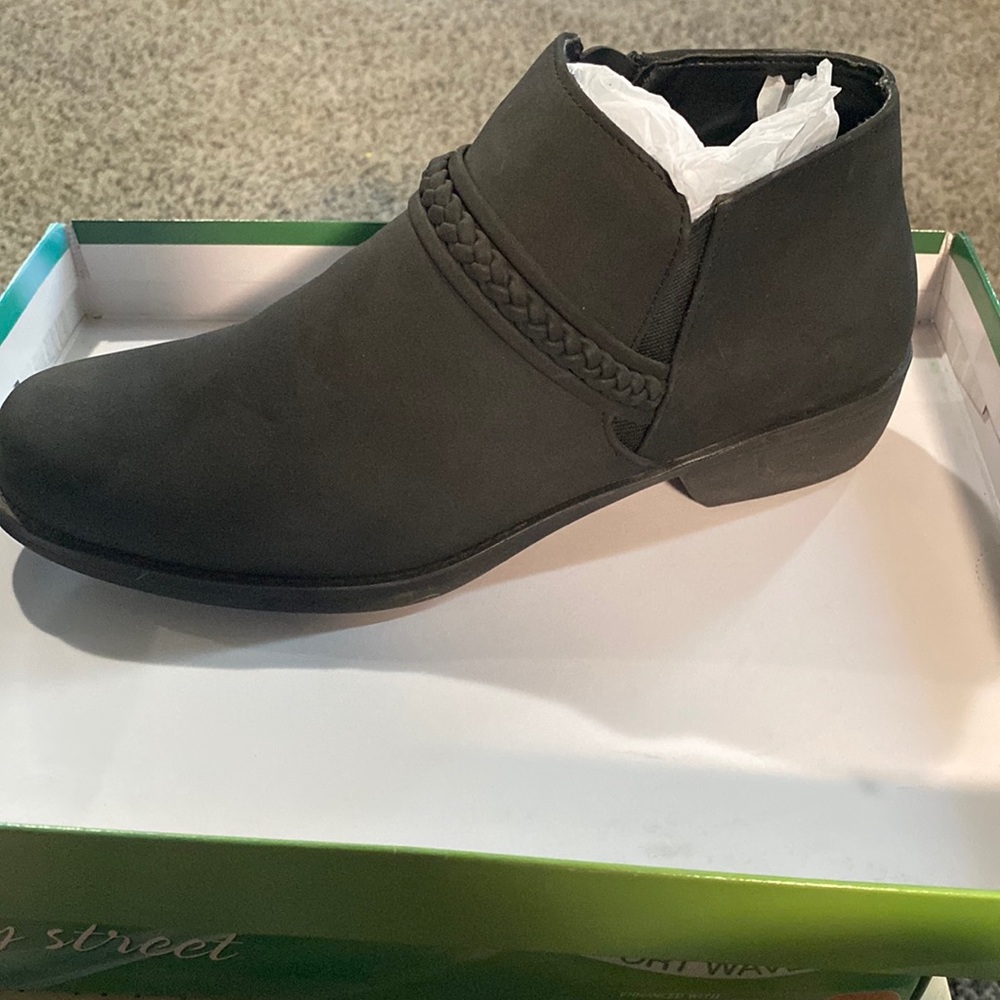 Brand new 9 1/2 black dress shoes